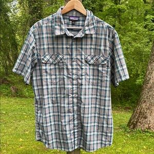 Patagonia Men's High Moss Short Sleeve Shirt in Feather Gray Size Large
